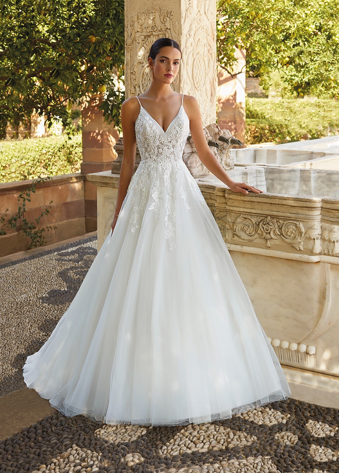 Hochzeitskleid mit Spitzentop mit V-Ausschnitt und Spaghettiträgern von Demetrios, Modell 8060