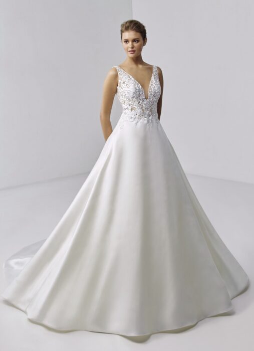 Hochzeitskleid im Prinzessschnitt mit transparentem Spitzentop, tiefem V-Ausschnitt und Schleppe von Etoile, Modell Bette