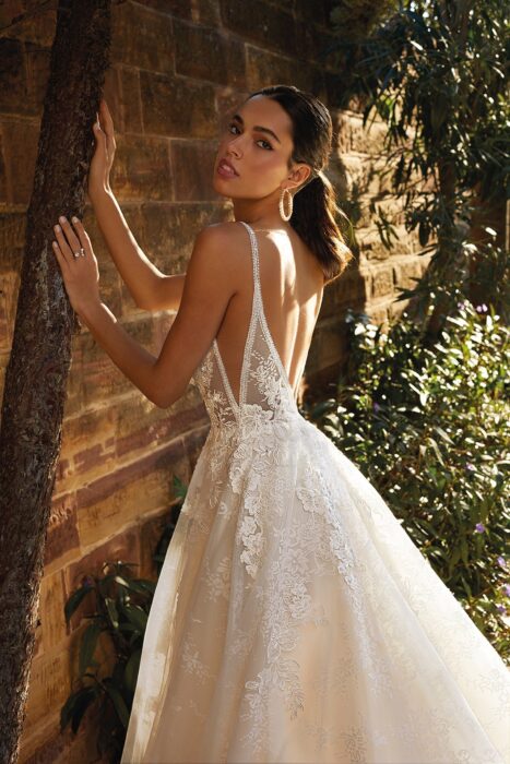 Brautkleid mit 3D-Spitze und V-Ausschnitten, seitlich und im Rücken, von Demetrios, Modell 8071