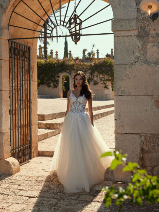 Hochzeitskleid im Prinzessschnitt mit transparentem Spitzentop, Spaghettiträgern und tiefem Rückenausschnitt von Modeca, Modell Denise