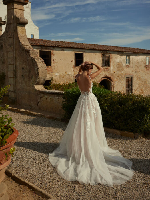 Hochzeitskleid im Prinzessstil mit Glitertüllrock, 3D-Spitze, transparentem Top, Plunge-Ausschnitt, bestickten Spaghettiträgern und tiefem Rückenausschnitt von Modeca, Modell Devondra