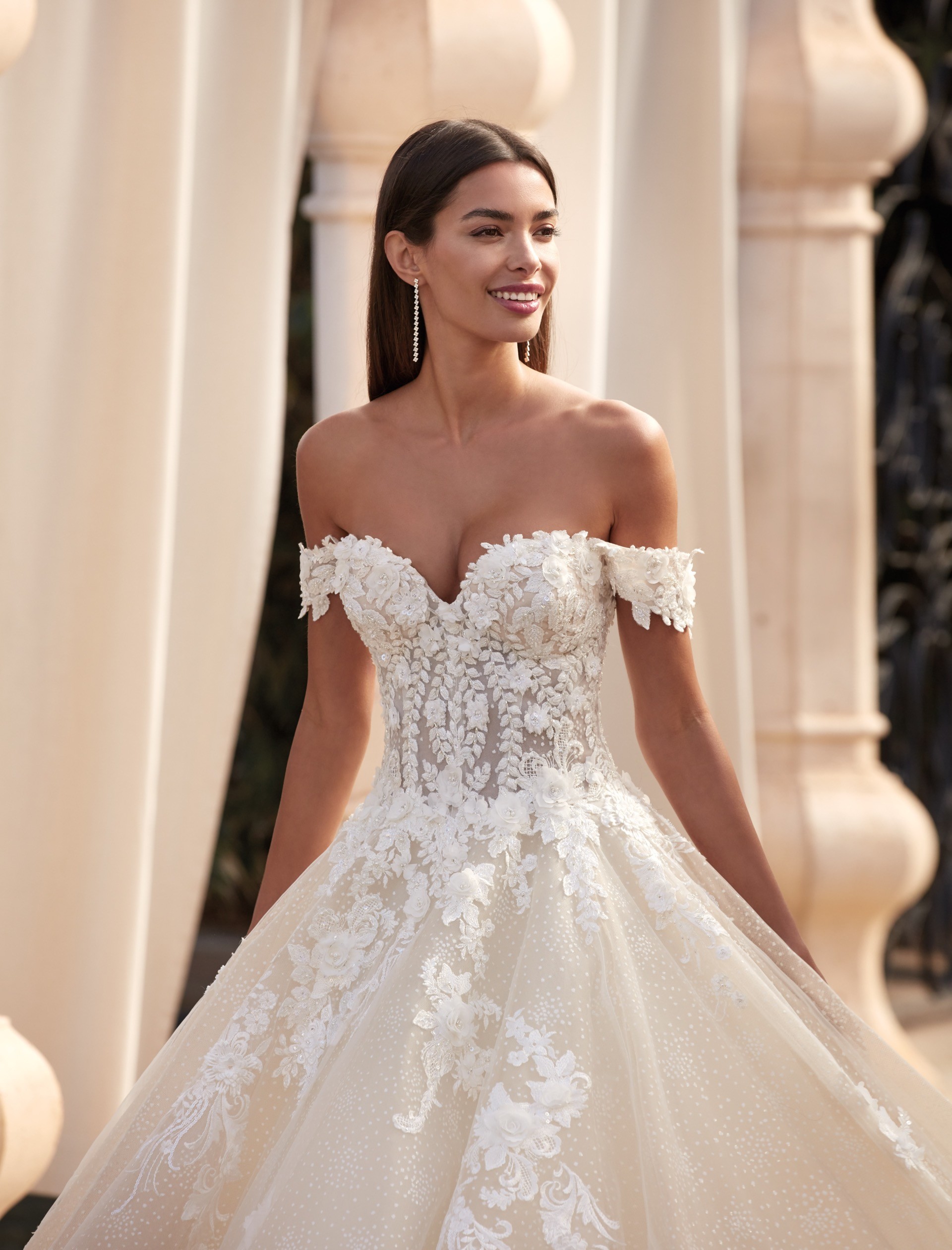 Roséfarbenes Hochzeitskleid mit 3D-Spitze, transparenter Korsage und Offshoulder-Trägern von Demetrios, Modell 1113