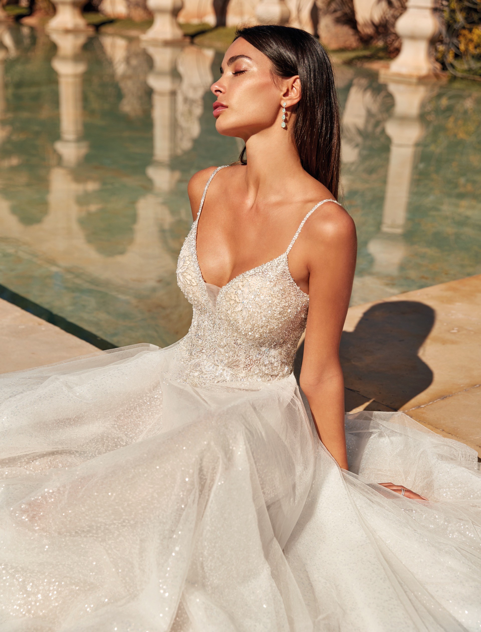 Hochzeitskleid mit Glittertüllrock, Plunge-Ausschnitt und Spaghettiträgern von Demetrios, Modell 1082