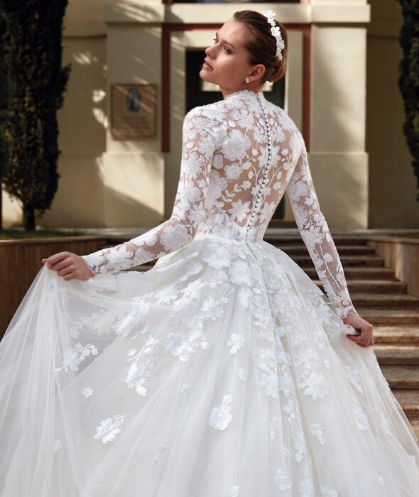 Royales Hochzeitskleid im Duchesse-Schnitt mit üppigem Tüllrock und transparentem Spitzentop mit langen Ärmeln und Stehkragen von Demetrios, Modell 1185