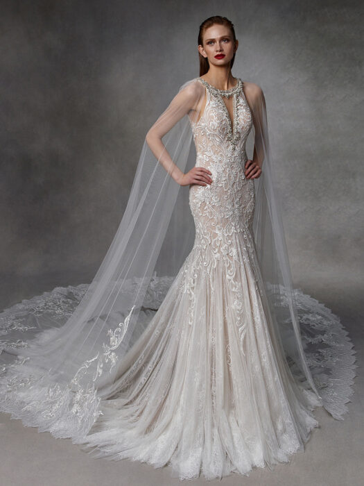 Hochzeitskleid in Puder mit Neckholder-Ausschnitt, Strassschmuck, Cape und Schleppe von Badgley Mischka, Modell Dot