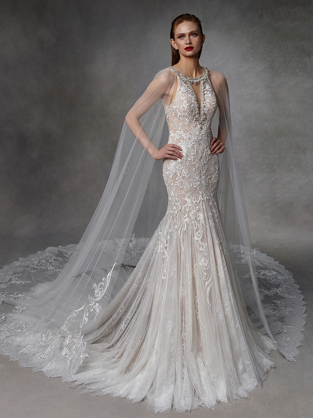 Hochzeitskleid in Puder mit Neckholder-Ausschnitt, Strassschmuck, Cape und Schleppe von Badgley Mischka, Modell Dot