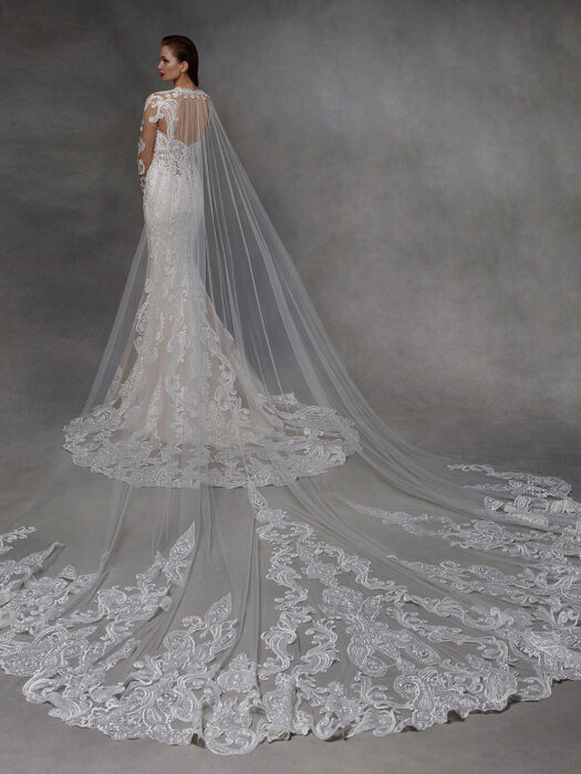 Hochzeitskleid mit 3D-Spitze, langen Ärmeln, Tattoo-Effekt, Schleppe und Cape von Badgley Mischka, Modell Dolly