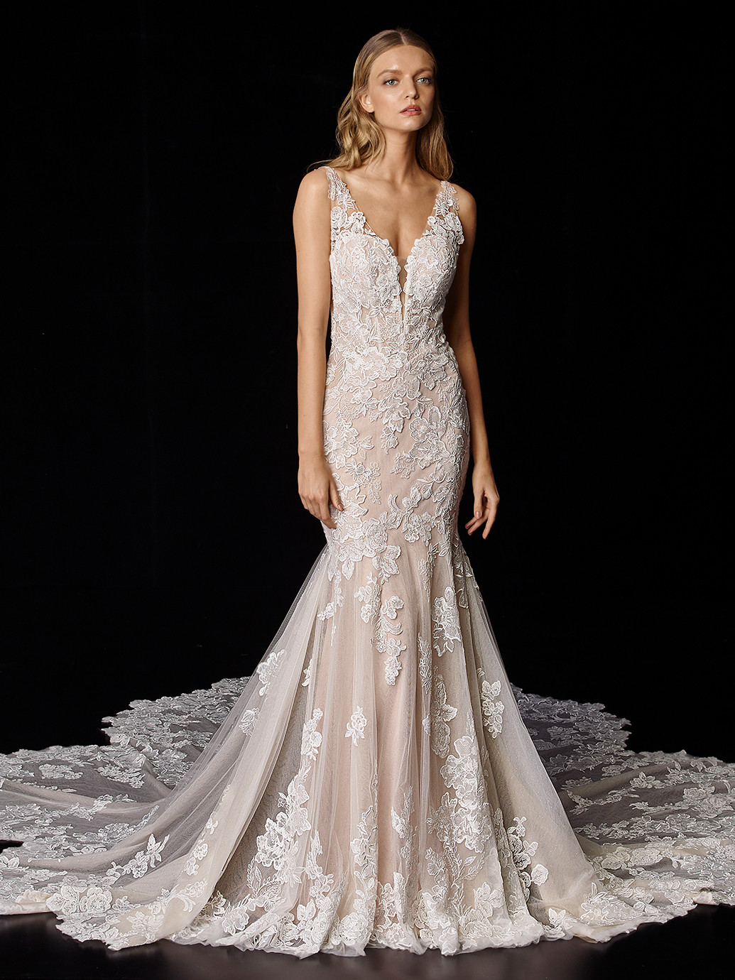 Rosa Fit-and-Flare-Hochzeitskleid mit Kontrastspitze und Plunge-Ausschnitt von Enzoani, Modell Poppy