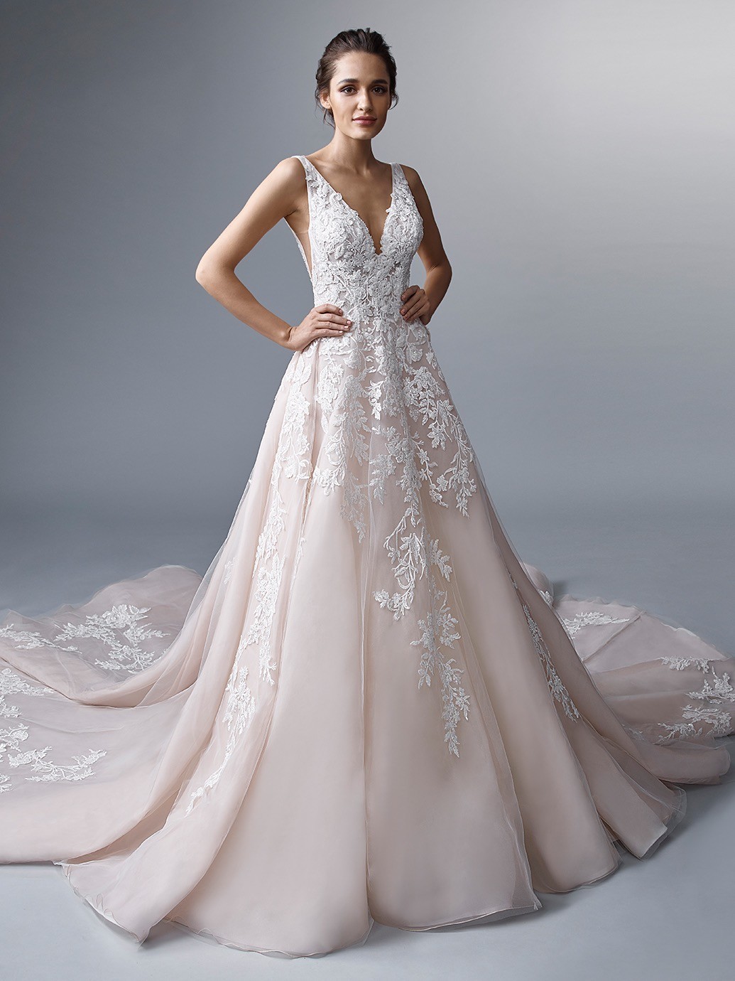 Brautkleid in Rosé mit 3D-Spitze, V-Ausschnitt, seitlichen Cut-outs und tiefem Rücken von Elysée Atelier, Modell Duaphine