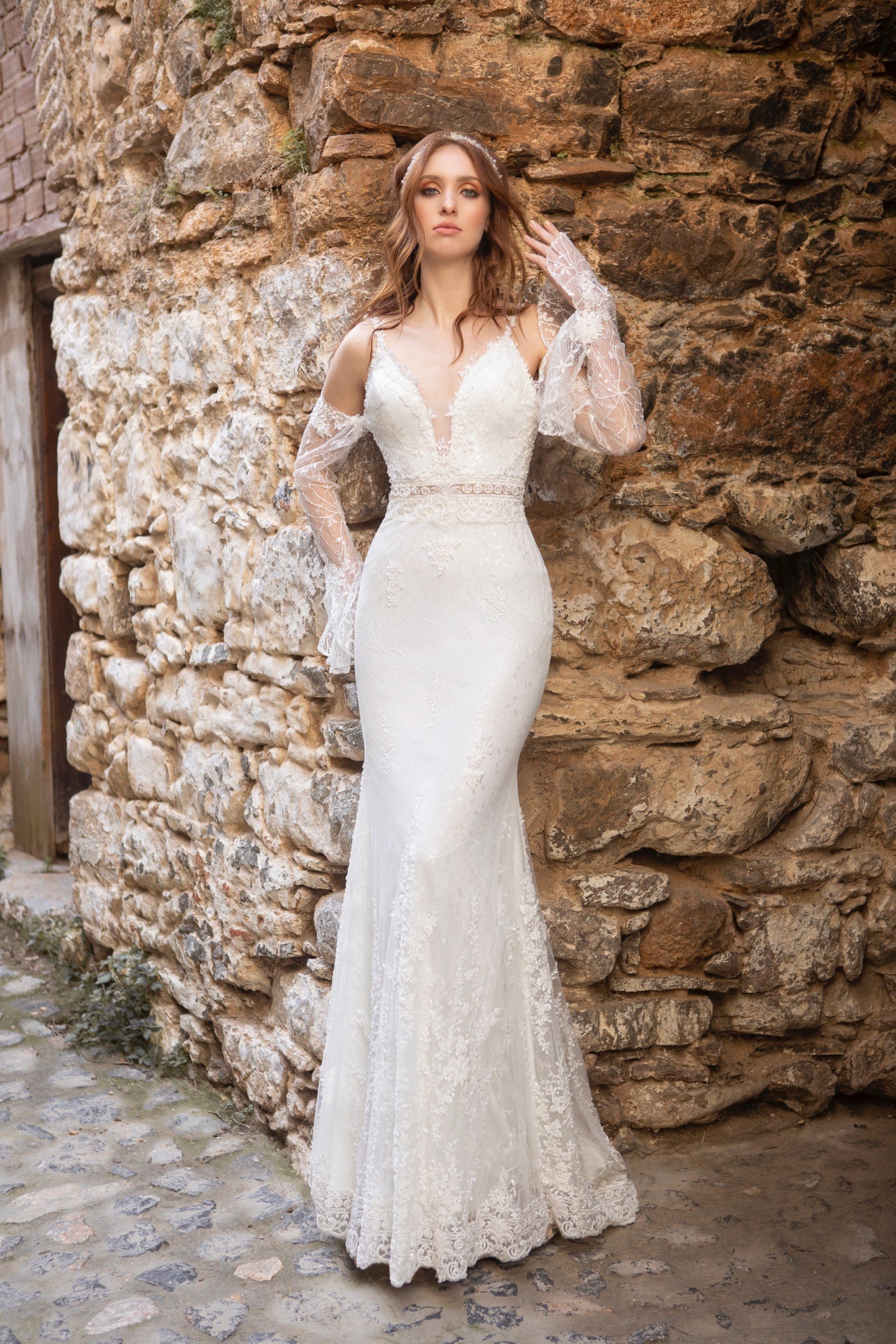 Hochzeitskleid im Godet-Schnitt mit Plunge-Ausschnitt und Off-Shoulder-Ärmeln von Emine Yildirim, Modell 2015