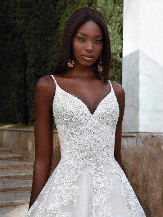 Weißes Hochzeitkleid im Prinzessschnitt mit Blumenspitze, Sweetheart-Ausschnitt und Spaghettiträgern sowie Schleppe von Demetrios, Modell 1170