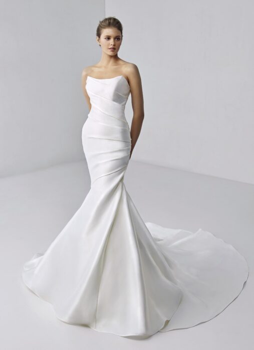 Fit-and-Flare-Brautkleid mit trägerlosem Bandeau-Ausschnitt und Drapierungen von Etoile, Modell Andromeda