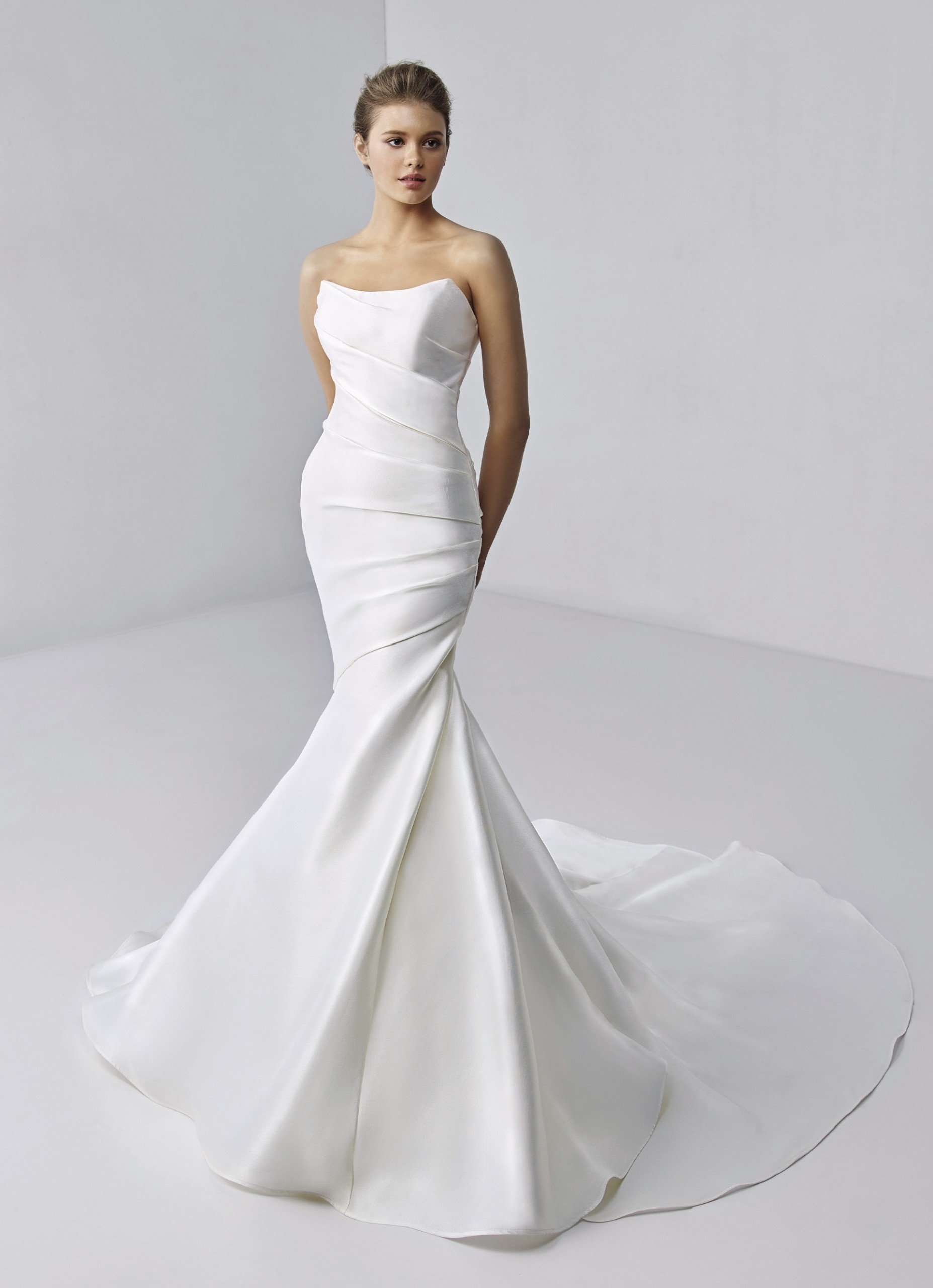 Fit-and-Flare-Brautkleid mit trägerlosem Bandeau-Ausschnitt und Drapierungen von Etoile, Modell Andromeda