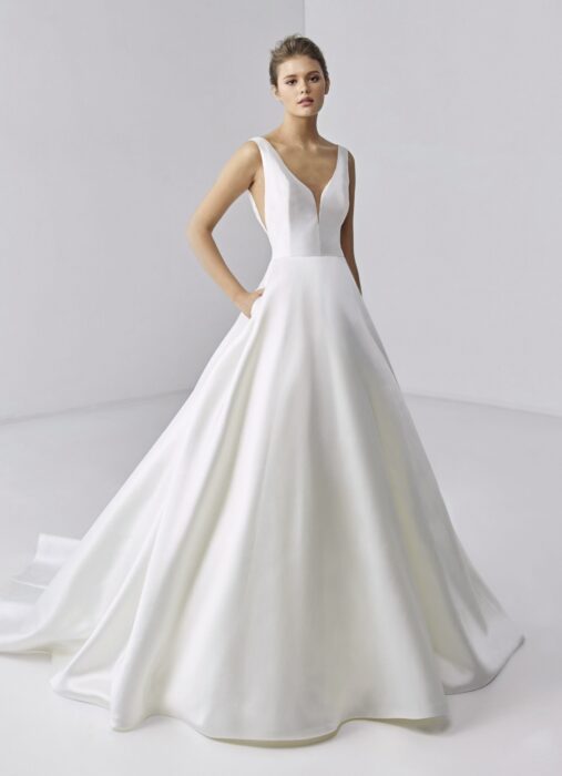 Prinzess-Hochzeitskleid im Clean Chic mit V-Ausschnitt vorne, hinten und seitlich von Etoile, Modell Eugenie