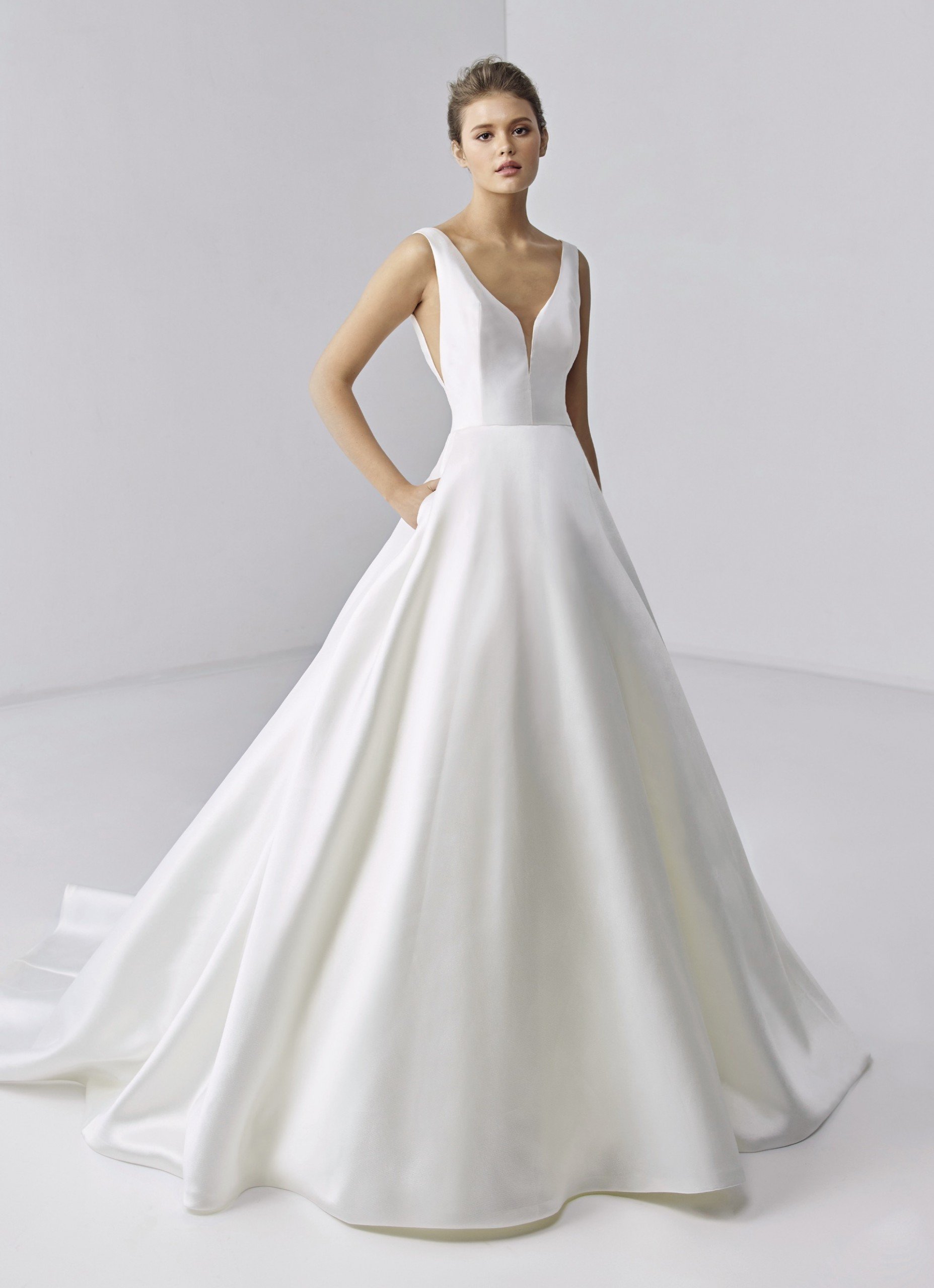 Prinzess-Hochzeitskleid im Clean Chic mit V-Ausschnitt vorne, hinten und seitlich von Etoile, Modell Eugenie