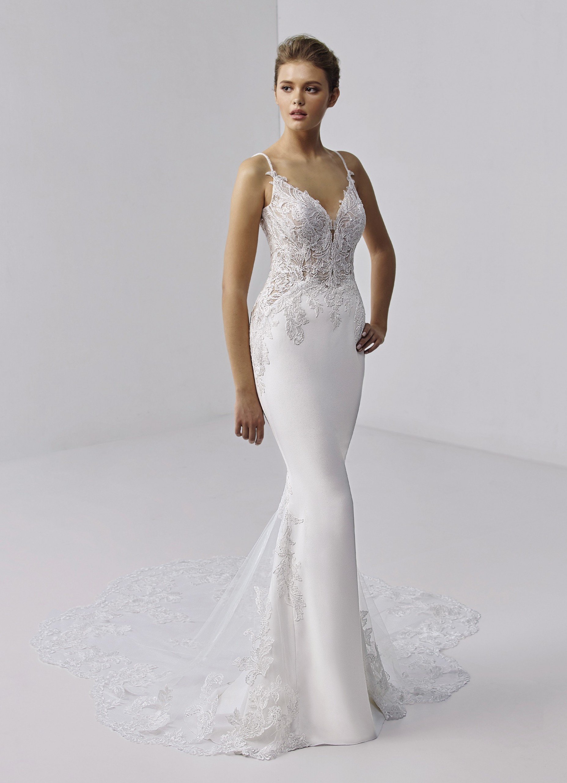 Weißes Brautkleid im Fishtail-Schnitt mit Spaghettiträgern, freiem Rücken und Spitzenschleppe von Etoile, Modell Paris