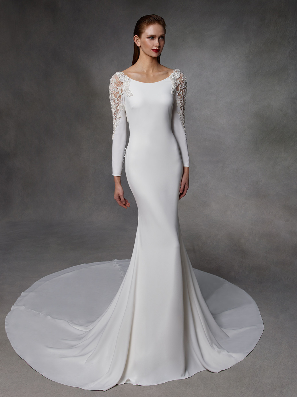 Weiße Hochzeitsrobe mit Rundhalsausschnitt, langen Ärmeln und Schleppe von Badgley Mischka, Modell Donna