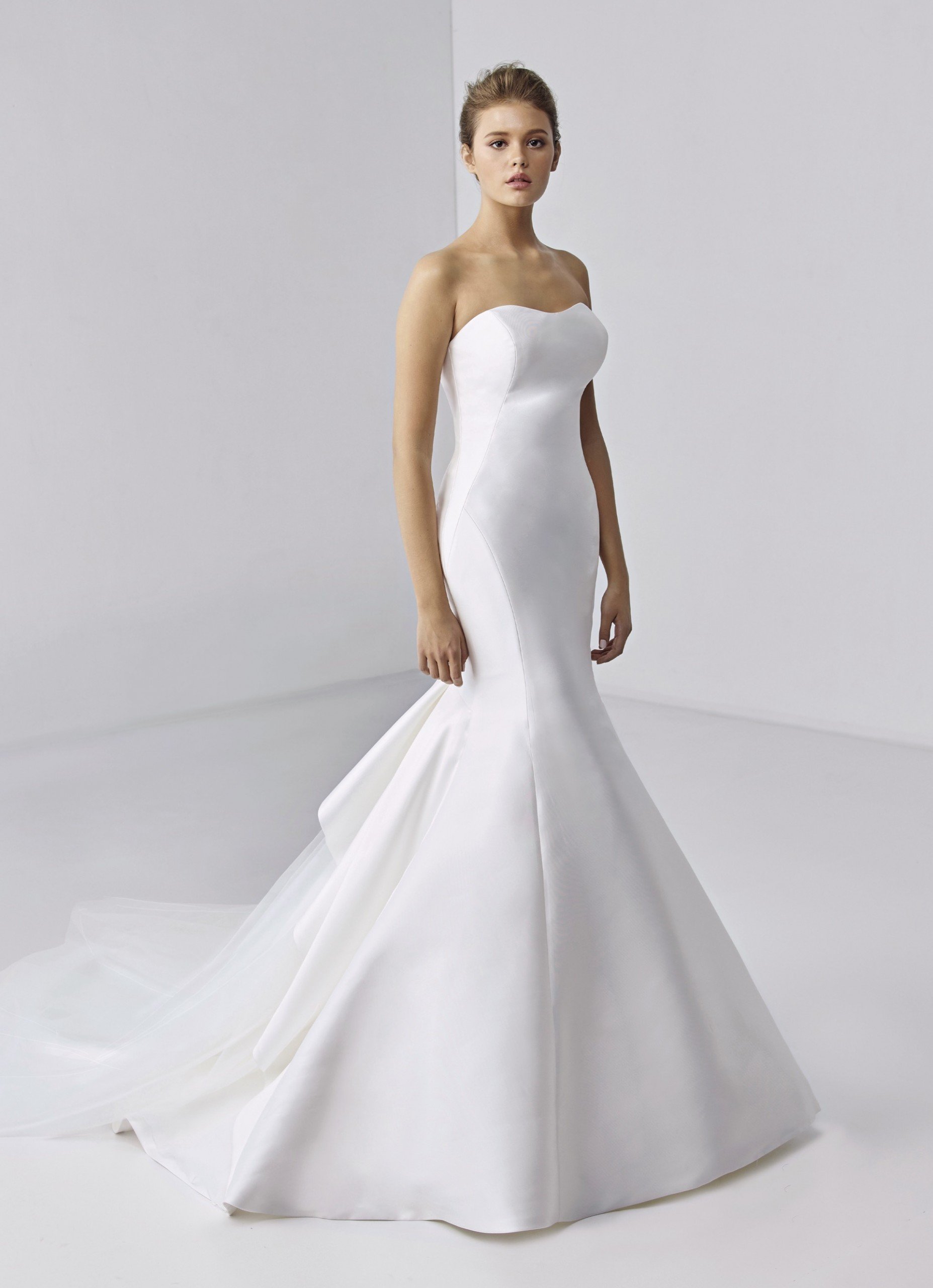 Trägerloses Brautkleid im Fit-and-Flare-Schnitt in Weiß mit Schleppe von Etoile, Modell Adeline