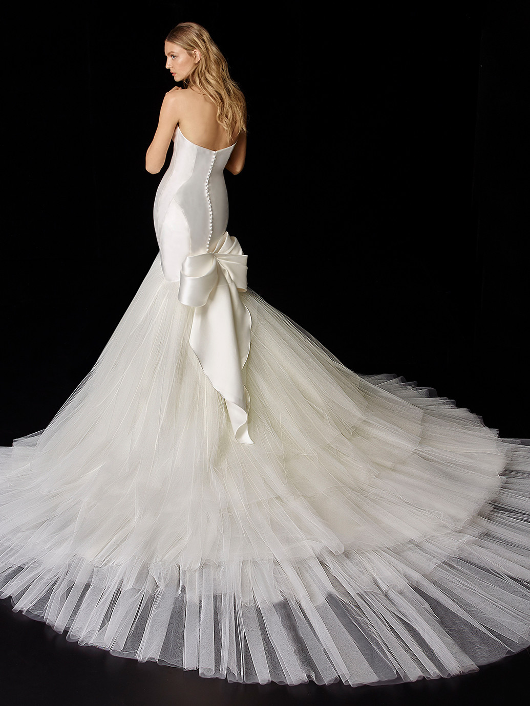 Weißes Hochzeitskleid mit abnehmbarer Schleppe und Schleife von Enzoani, Modell Persephone