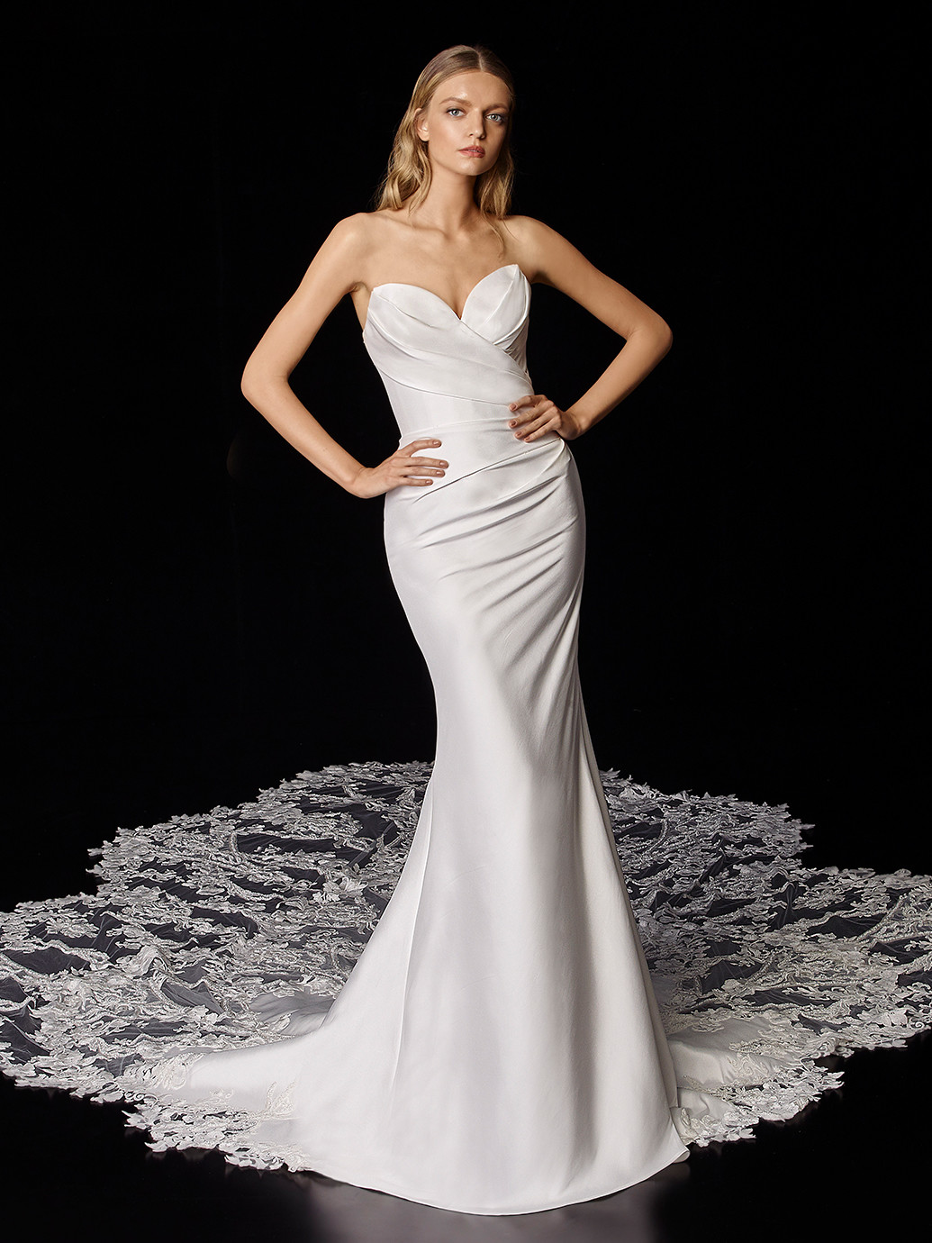 Trägerloses Hochzeitskleid in Weiß mit Drapierungen und Spitzenschleppe von Enzoani, Modell Porter