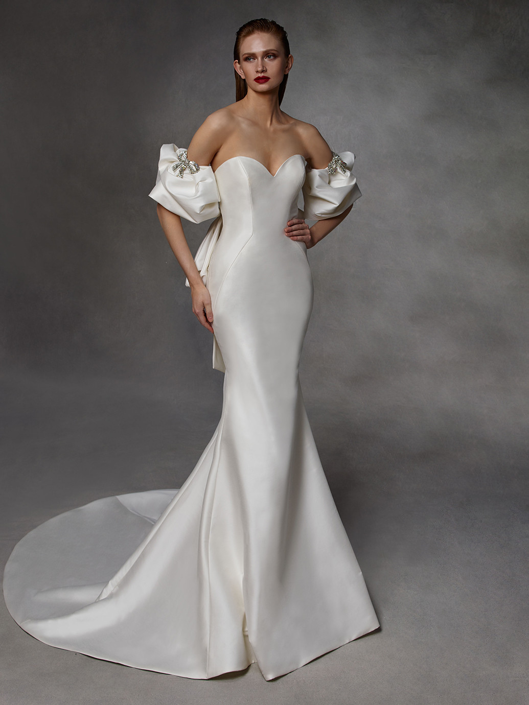 Weißes Brautkleid mit trägerlosem Sweetheart-Ausschnitt, Puffärmeln, Schleife und Schleppe von Badgley Mischka, Modell Dylan