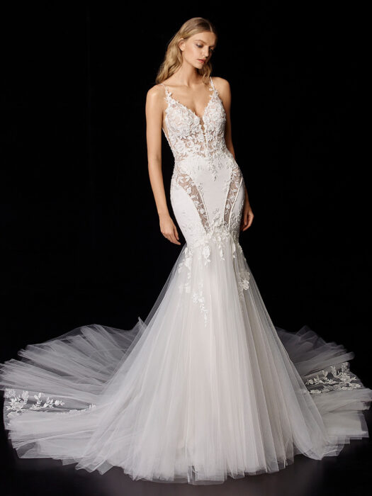 Brautkleid im Fit-and-Flare-Schnitt mit Tüllrock und Spitze unterlegten Cut-outs von Enzoani, Modell Pippa