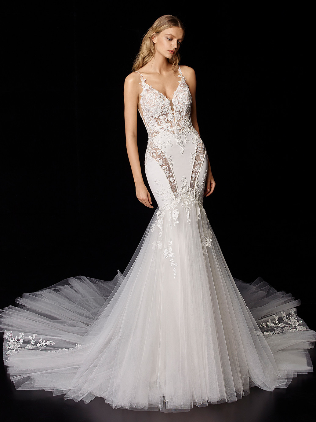Brautkleid im Fit-and-Flare-Schnitt mit Tüllrock und Spitze unterlegten Cut-outs von Enzoani, Modell Pippa