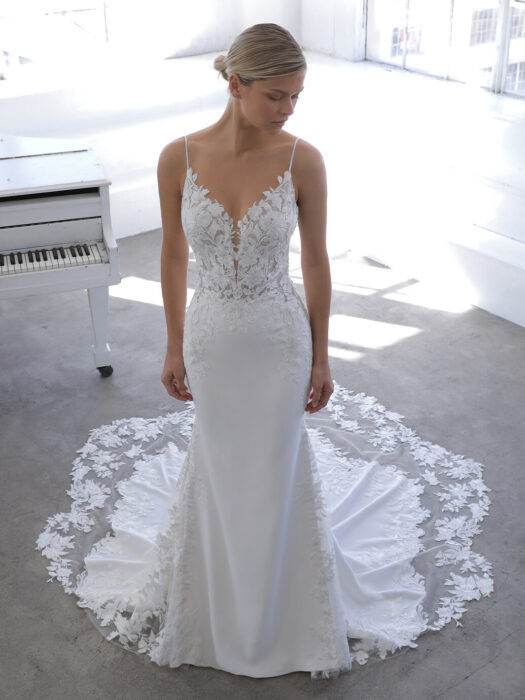 Godet-Brautkleid in Weiß mit Spitzentop, Plunge-Ausschnitt und Spaghettiträgern von Blue by Enzoani, Modell Nigella