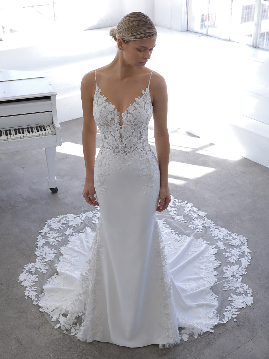 Godet-Brautkleid in Weiß mit Spitzentop, Plunge-Ausschnitt und Spaghettiträgern von Blue by Enzoani, Modell Nigella