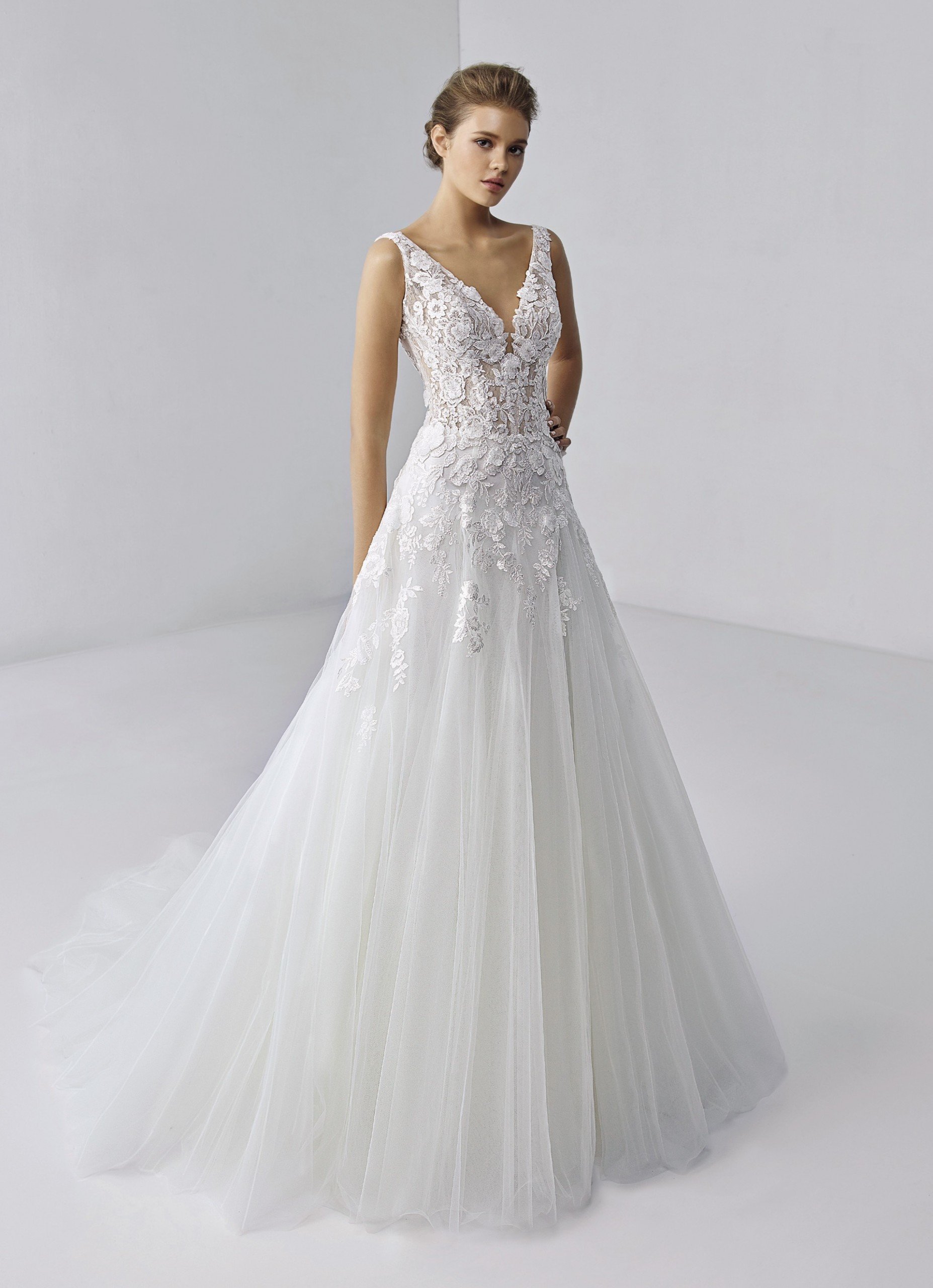 Weißes Hochzeitskleid im Prinzessschnitt mit Spitzentop, V-Ausschnitt und Schleppe von Etoile, Modell Alaina