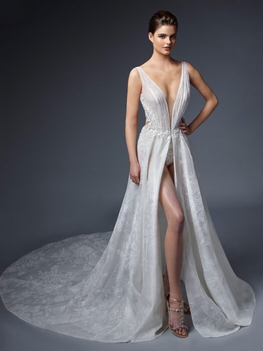Sexy Brautkleid mit Plunge-Ausschnitt, hohem Beinschlitz und Cut-out im Rücken von Elysée, Modell Salome