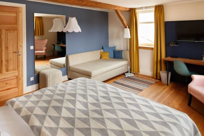 Modernes Hotelzimmer mit Bett und Sofa
