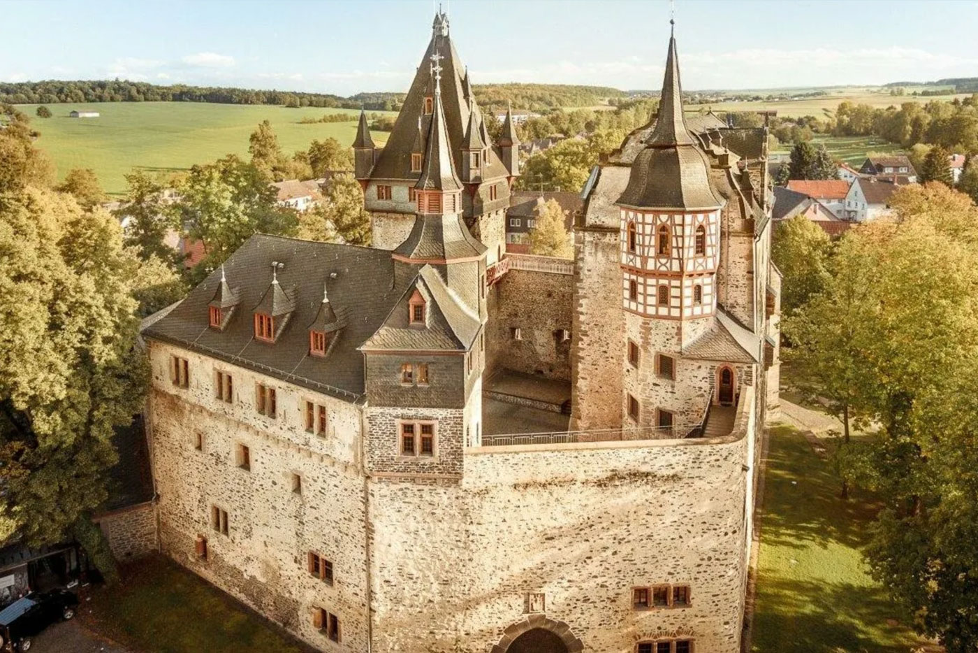 Luftaufnahme einer historischen Schlossanlage