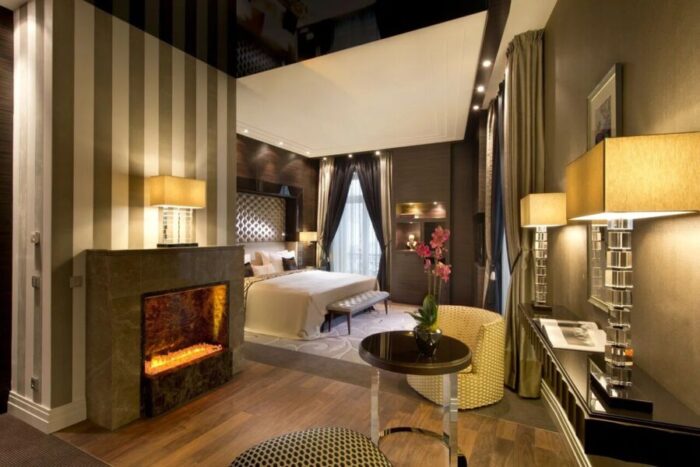 Hotelsuite mit Kamin und gestreiften Wänden