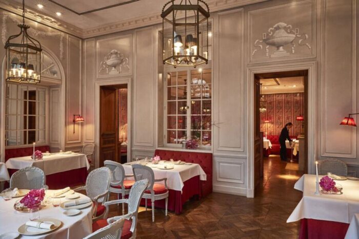 Eleganter Speisesaal mit weiß-roten Tischgedecken