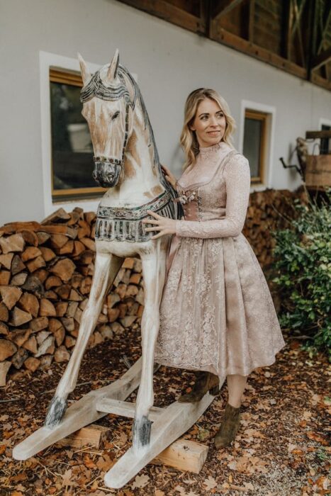 silk&pearls Dirndl in Beige