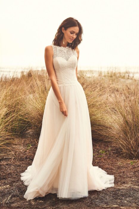 Brautkleid im Prinzessschnitt mit Tüllrock und hochgeschlossenem Spitzentop im Bohemian Look von Lillan West, Modell 66101