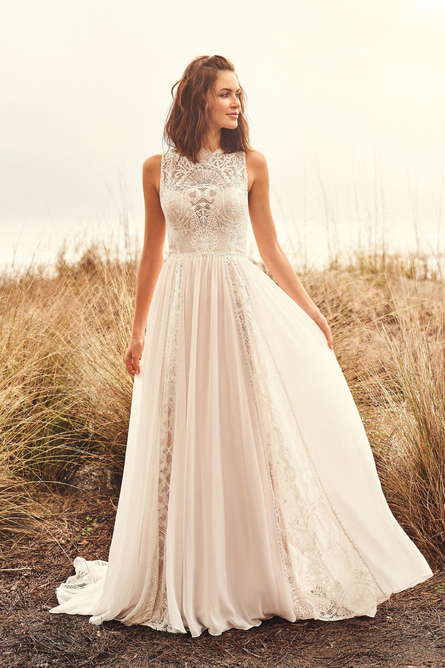 Nudefarbenes Brautkleid in A-Linie mit hochgeschlossenem Spitzentop von Lillian West, Modell 66101