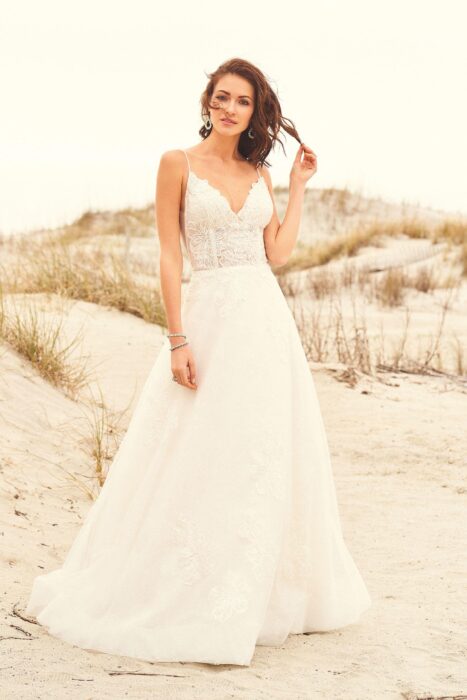 Brautkleid in A-Linie mit transparenter Spitzen-Korsage und Spaghettiträgern von Lillian West, Modell 66098
