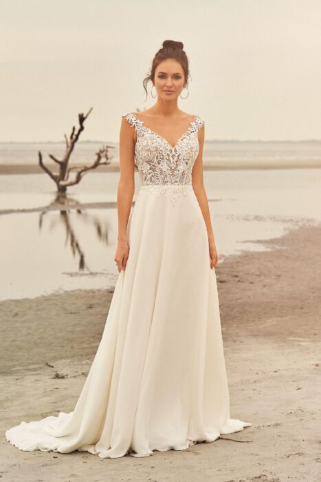 Brautkleid in A-Linie mit transparentem Spitzentop und V-Ausschnitt von Lillian West, Modell 66097