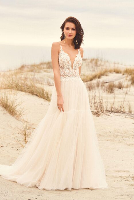 Brautkleid in A-Linie mit transparentem Spitzentop, Plunge-Ausschnitt und Spaghettiträgern von Lillian West, Modell 66105