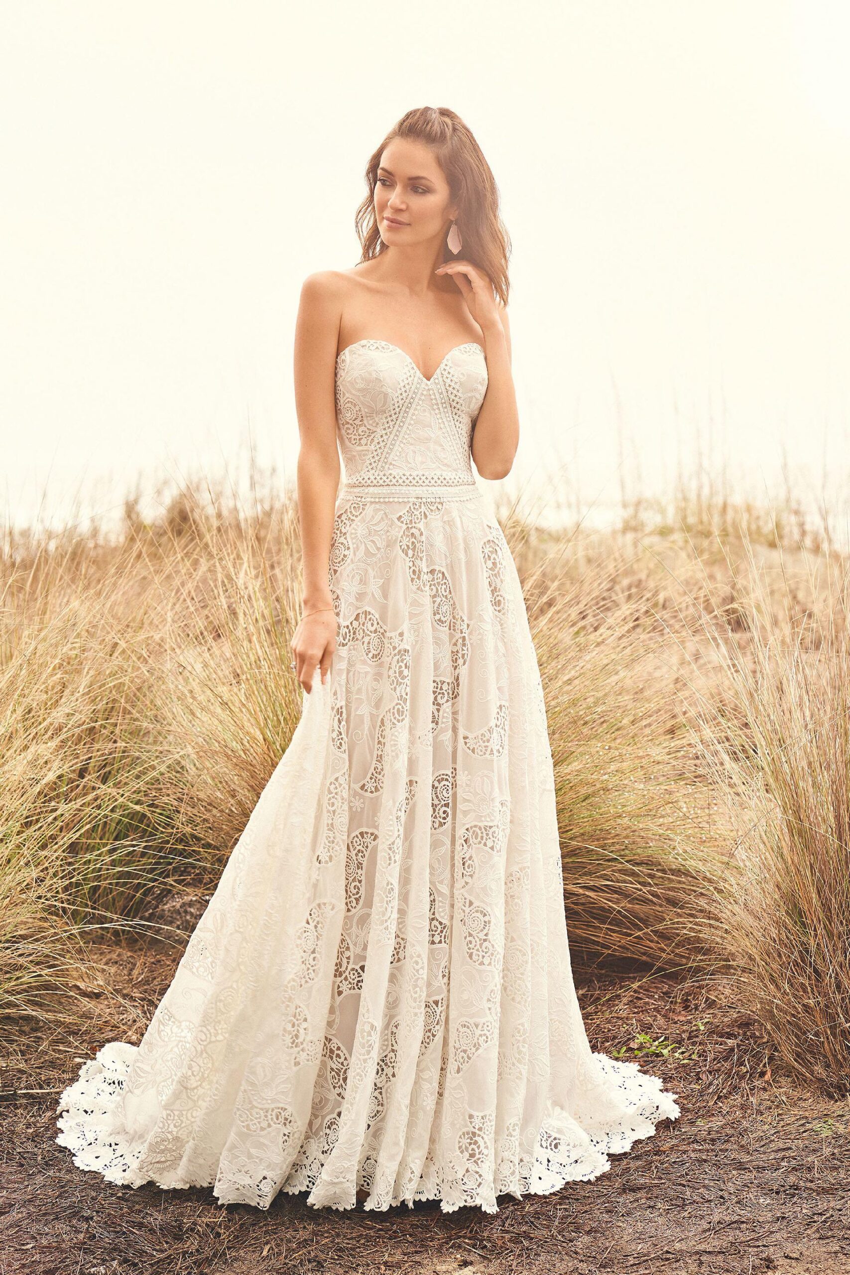 Trägerloses Brautkleid im Bohemian Look aus Spitze mit Sweetheart-Ausschnitt von Lillian West, Modell 66115