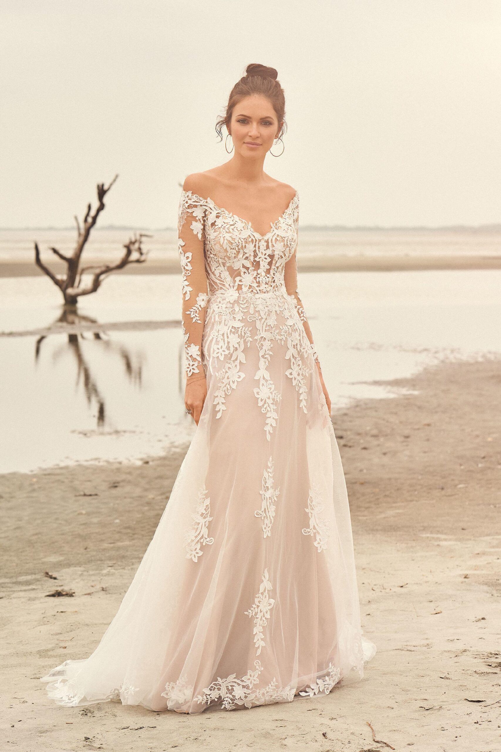 Brautkleid in Altrosa mit transparentem Spitzentop und langen Spitzenärmeln von Lillian West, Modell 66116
