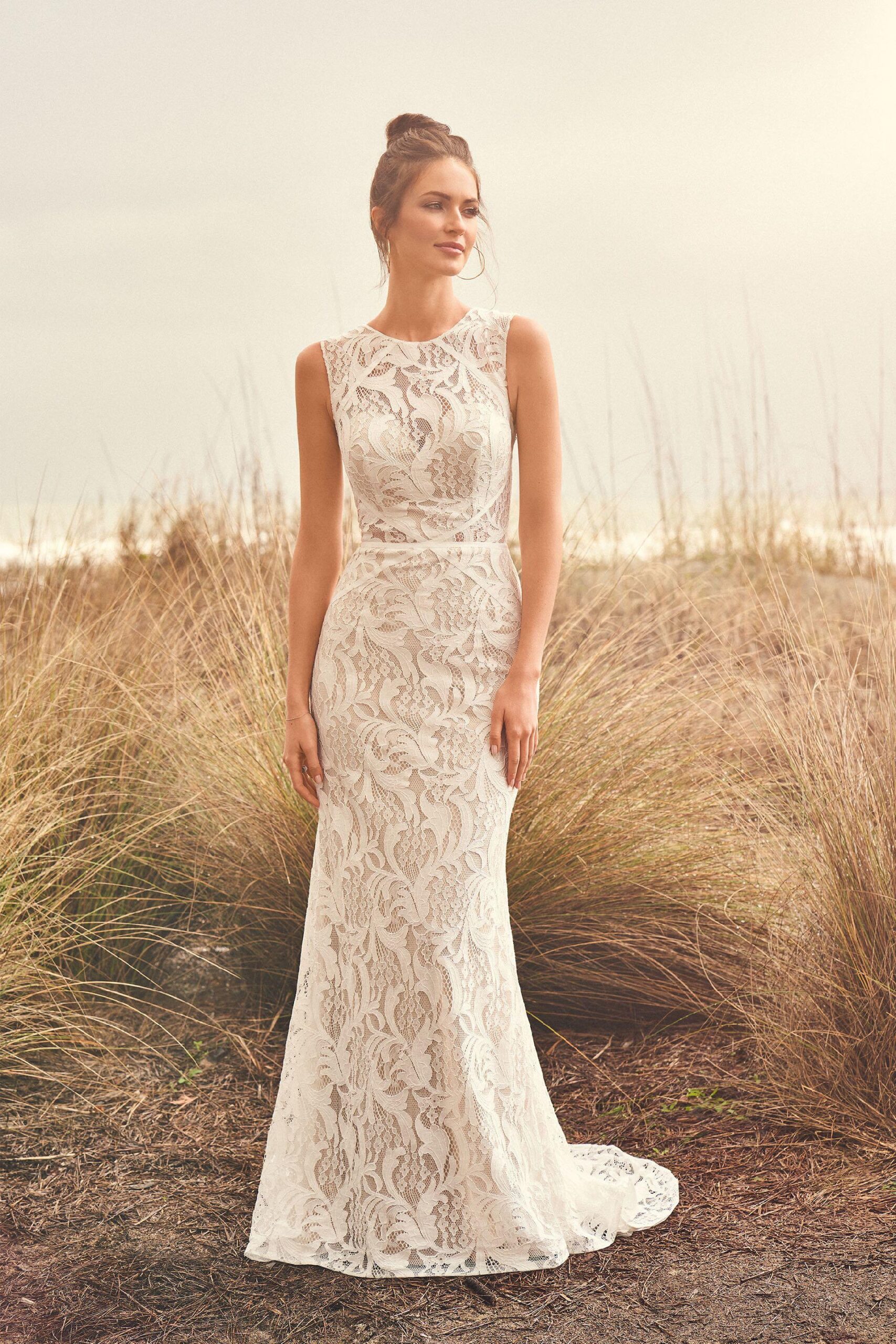 Hochgeschlossenes Brautkleid aus Allover-Spitze im Fit-and-Flare-Schnitt mit großem Rücken-Cut-out von Lillian West, Modell 66114