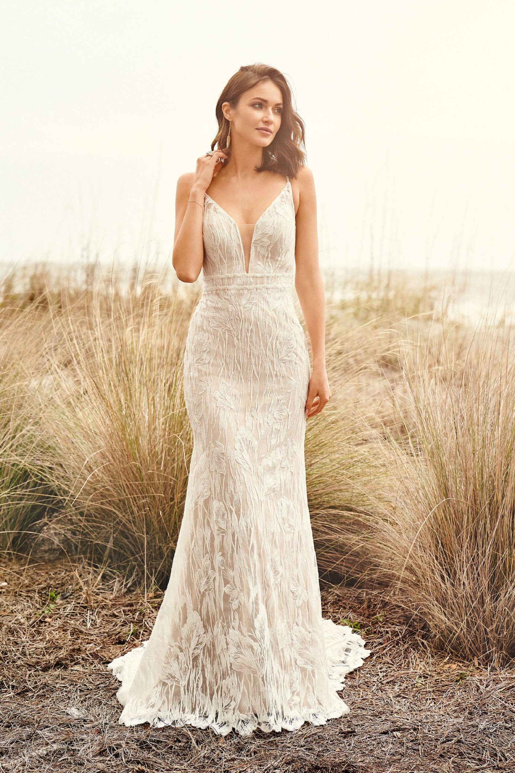 Brautkleid im Fit-and-Flare-Schnitt mit Allover-Spitze, Plunge- und tiefem V-Ausschnitt von Lillian West, Modell 66103