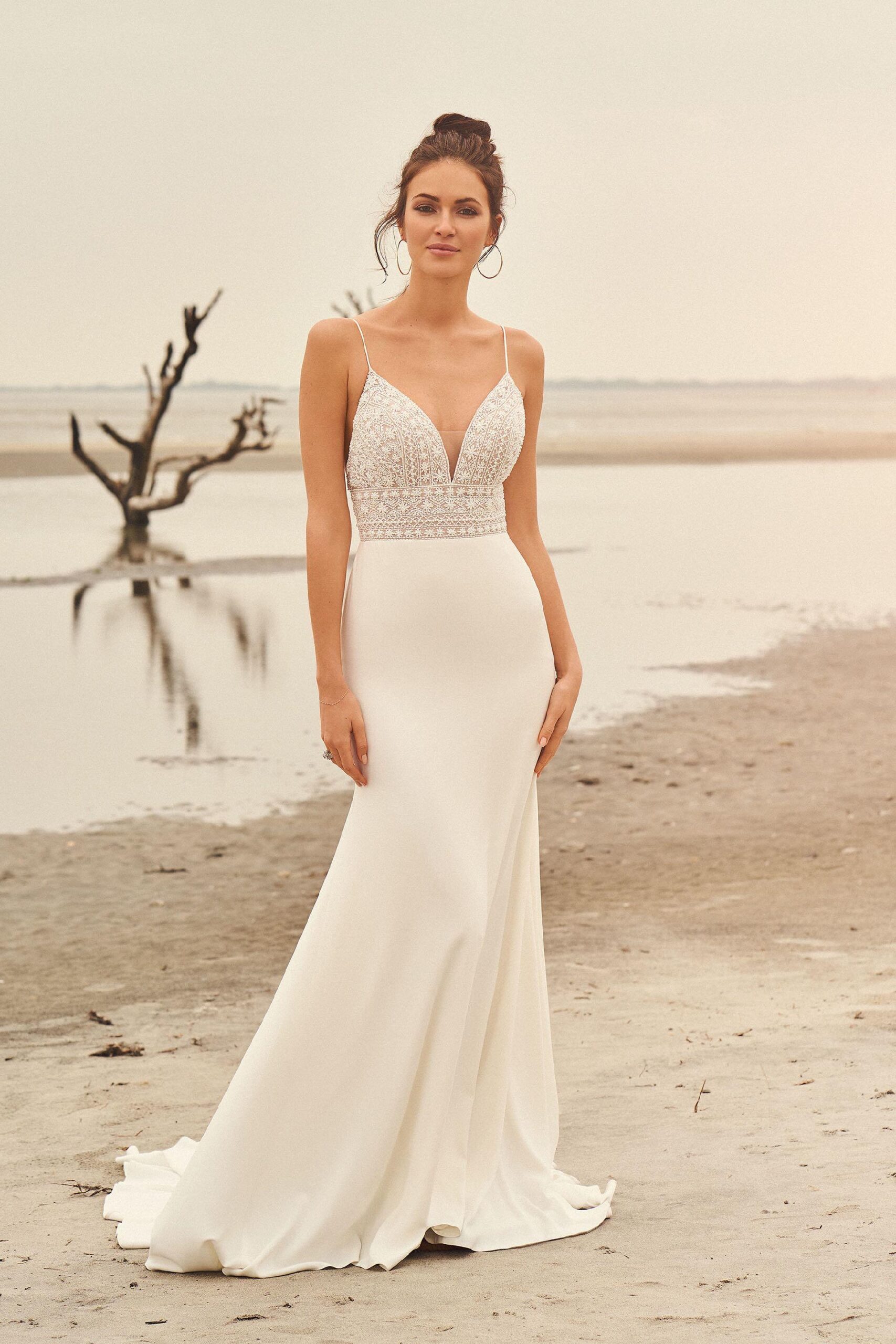 Brautkleid im Fit-and-Flare-Schnitt mit Spitzentop und Spaghettiträgern von Lillian West, Modell 66099