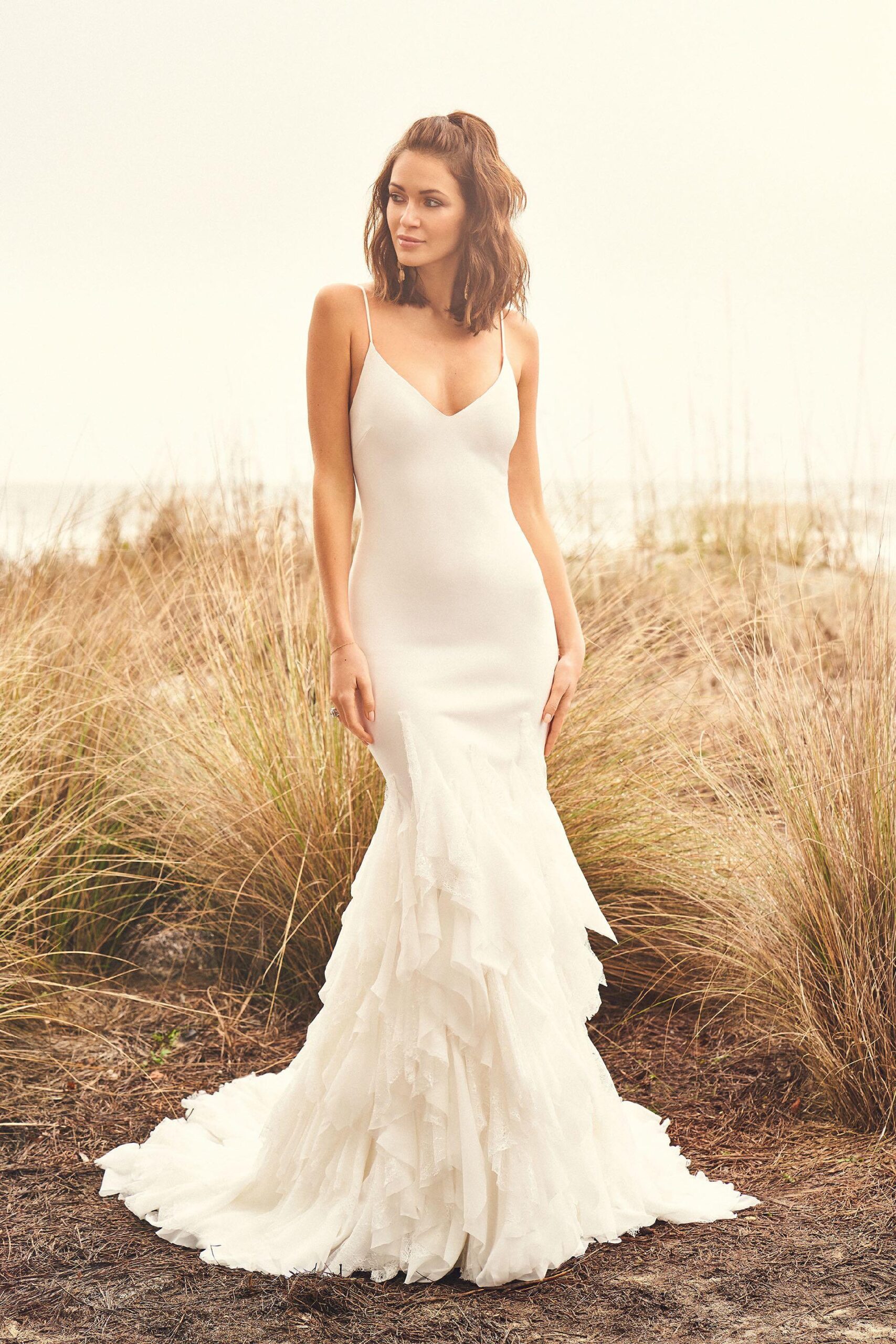 Brautkleid im Fit-and-Flare-Schnitt mit Volants, V-Ausschnitt und Spaghettiträgern von Lillian West, Modell 66094