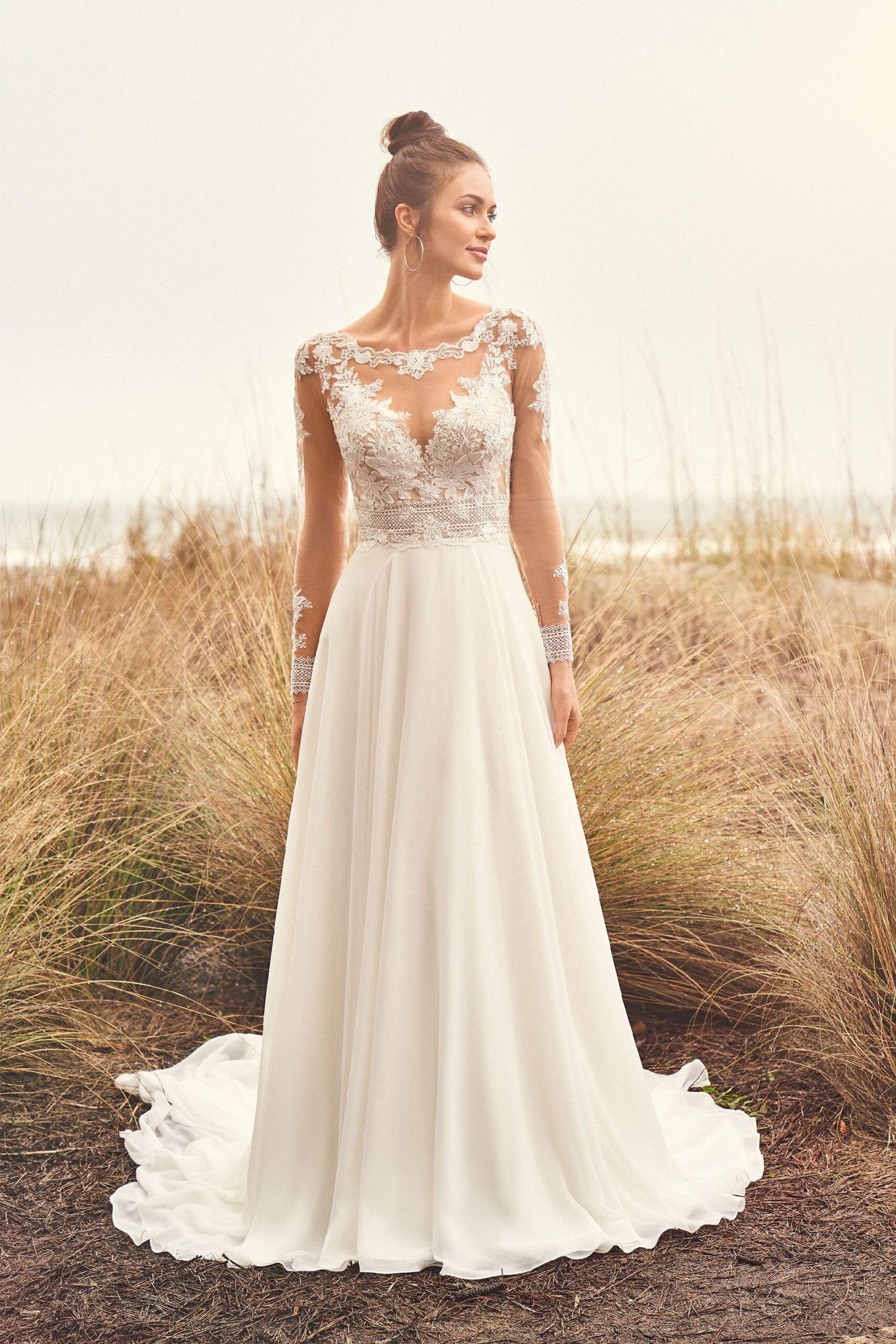 Brautkleid im Fit-and-Flare-Schnitt mit Volants, V-Ausschnitt und Spaghettiträgern von Lillian West, Modell 66094