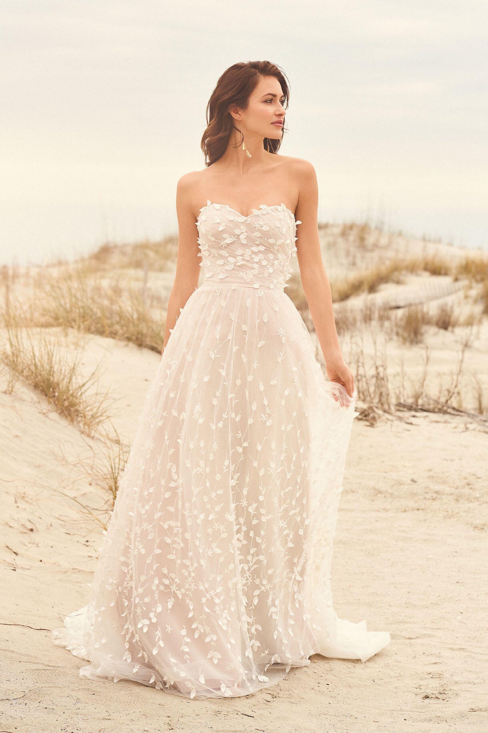 Trägerloses Brautkleid im Prinzessstil mit Sweetheart-Ausschnitt von Lillian West, Modell 66117
