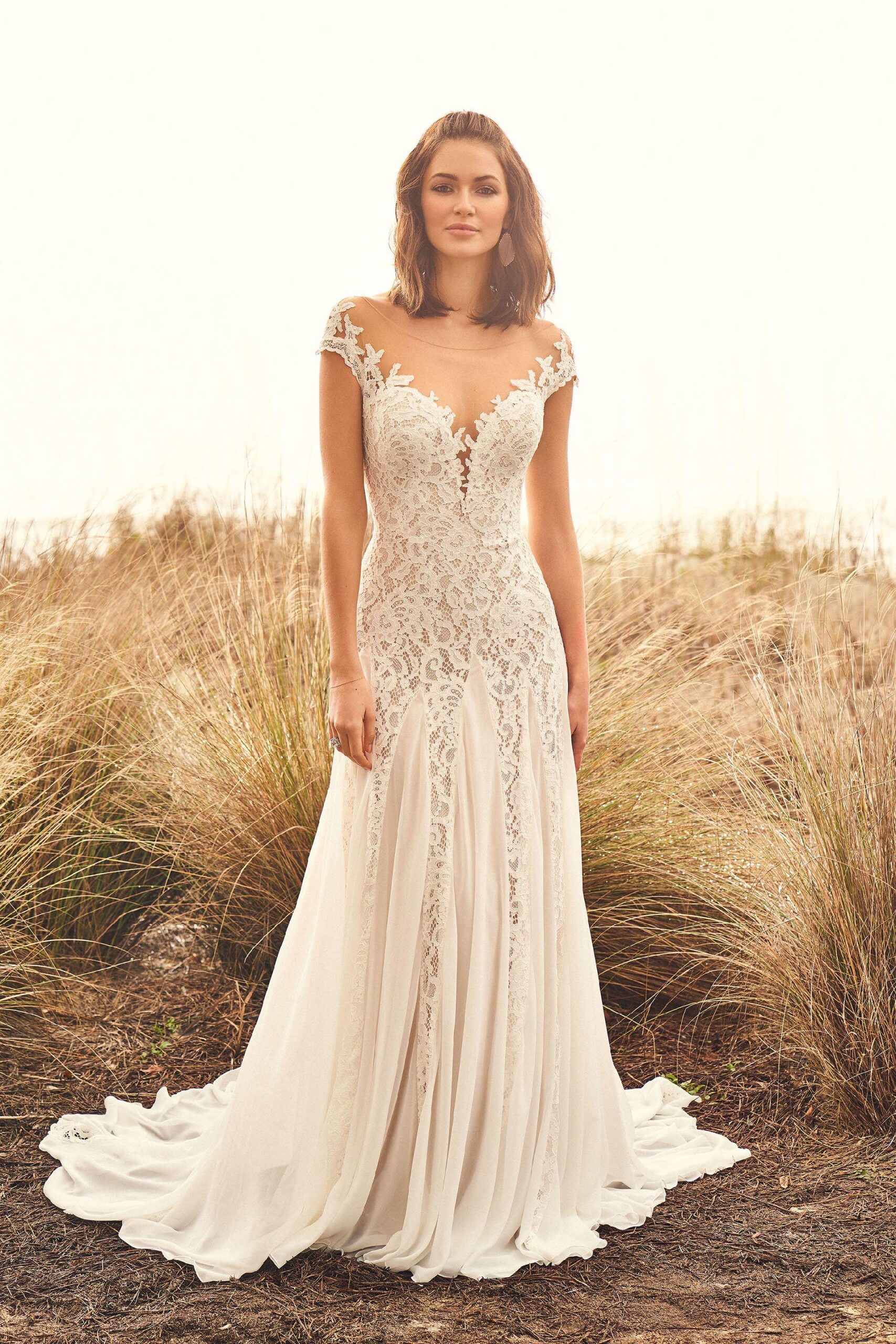 Brautkleid im Bohemian Look mit Fit-and-Flare-Schnitt und Illusion-Ausschnitt von Lillian West, Modell 66107